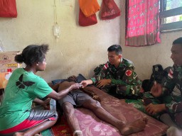 Satgas Yonif 122/TS Gercep Berikan Penanganan Pertama Kepada Warga Yang Sakit