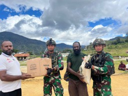 BERIKAN SANTUNAN SEMBAKO, SATGAS TNI BEREMPATI KUNJUNGI WARGA GOME