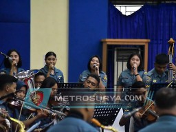 WAKASAL TINJAU LATIHAN ORKESTRA DI MABESAL