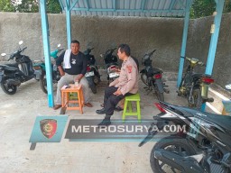 Aiptu Mulya wiyana Polsek Lebakwangi Sambang ke Warga Parakan memberikan himbauan