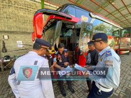 Gelar Program Unggulan Mahameru Lantas, Polisi Inspeksi Armada Bus di Ponorogo