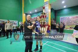 Kapolda Jatim Tutup Turnamen Bulutangkis Antar media Eksibisi Match Vs Juara 1