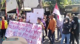 Puluhan Aktivis Di Lamongan Demo Di Depan DPRD Terkait Bantuan Lansia Tunggal