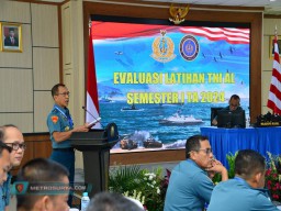 TINGKATKAN EFEKTIVITAS DALAM PENGGUNAAN ALUTSISTA, TNI AL GELAR RAPAT EVALUASI OPERASI DAN LATIHAN SEMESTER I 2024