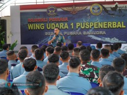 KOMANDAN WING UDARA 1 BERIKAN JAM KOMANDAN KEPADA SELURUH PERSONEL WING UDARA 1