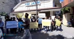 Puluhan Wartawan Gruduk Kantor PWI Jatim Tuntut Segera Digelar KLB