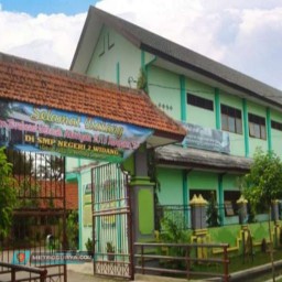 Diduga Kepala Sekolah SMPN 2 Widang sampaikan Anak Didiknya Tak Naik Kelas Didepan Murid Lainnya Saat Upacara