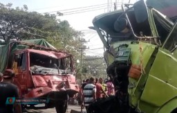 Dua Truk Adu Banteng Gara Gara Hindari Motor Menyebrang Di Jembatan Balun Lamongan