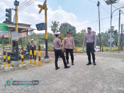 Cegah Laka, Polisi Edukasi Relawan Perlintasan KA Tanpa Palang Pintu di Tulungagung