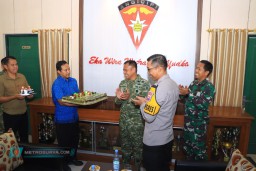 Sinergitas TNI - Polri, Polres Ngawi Beri Tumpeng dan Kue Ulang Tahun ke Yon Armed 12 Kostrad