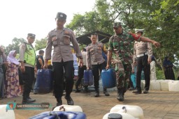 Polres Mojokerto Salurkan 32 Ribu Liter Air Bersih Untuk Warga di Kaki Gunung Penanggungan