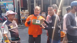 Jum'at Berkah AMI Bagikan Ratusan Sarung Gratis Untuk Umat Muslim