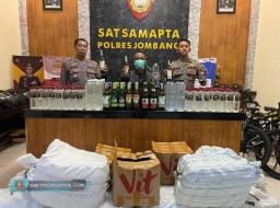 Polisi Jombang Gerebek Penjual Miras, Ratusan Botol Diamankan