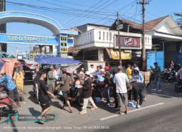 Jumat Berkah Bulan Muharam Ormas Aliansi Madura Indonesia (AMI) Kembali Berbagi Nasi Kotak di Sidotopo