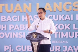 Pj. Gubernur Adhy Salurkan BLT DBHCHT Kepada 4.209 Buruh Pabrik Rokok Wilayah Surabaya
