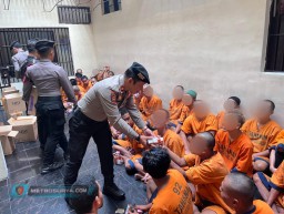 Polres Malang Gelar Jumat Berkah, Beri Makanan Tambahan kepada Tahanan