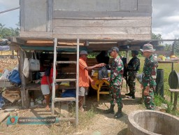 Pererat Hubungan Personel Satgas Dan Masyarakat Papua Dengan Bagikan Sembako