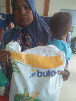 Pemdes Waled Asem Bagikan Bantuan Pangan Tahap 8 Untuk 142 KPM