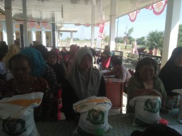 Warga Desa Cisaat Menerima Bantuan Beras Bulog Tahap Bulan Agustus 2024, Kuwu Cisaat Bilang Begini