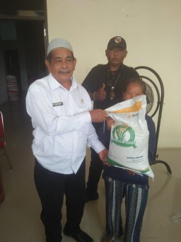 Pembagian Beras Bulog Desa Karangsari Kecamatan Waled Tahap Bulan Agustus