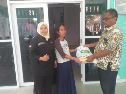 Pemdes Mekarsari Salurkan Bantuan Beras Bulog Kepada 196 KPM Tahap 8