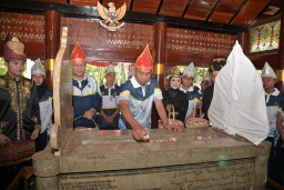 Dipimpin Komandan Kontingen, Atlet Jabar Ziarah ke Makam Cut Nyak Dien