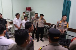 Kapolres Majalengka Jenguk Anggota yang Sakit, Tunjukkan Kepedulian