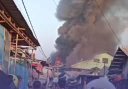 Hampir Dari 20 Unit Damkar Memadamkan Api Kebakaran Pasar Krian