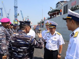 Lantamal V LepasTiga Kapal Perang Asing