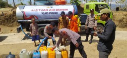 Polres Ponorogo Droping Air Bersih untuk Warga Desa Duri