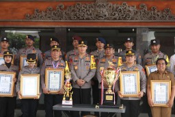 Kapolda Bali Beri 33 Reward Personil Berprestasi