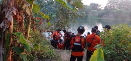 Polisi Bersama Tim SAR, Temukan Korban Bunuh diri Menceburkan ke Sungai Brantas