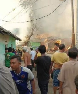 Pasar Sepanjang Dilalap Api,10 Kios Hangus Terbakar