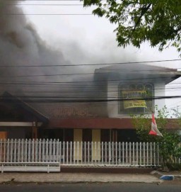Terdengar Suara Ledakan, Rumah Warga Di Jombang Terbakar