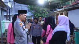 Takziah ke Rumah Duka, Kapolres Indramayu Panjatkan Doa dan Penghormatan untuk IPDA Mahendra Datta