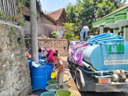 Calon Bupati Rembang, Bunda Vivit - Gus Umam Berikan Bantuan Air Bersih.