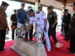 Jelang HUT TNI Ke-79, Lanal Yogyakarta Ikuti Ziarah Rombongan.