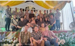 Kapolsek Sukolilo Hadiri Pernikahan Anggotanya Bripda Bagus 