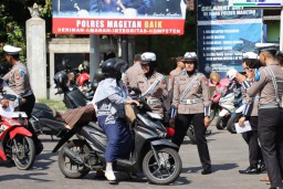 Bagikan Coklat dan Bunga, Aksi Humanis Polres Magetan di Operasi Zebra Semeru 2024