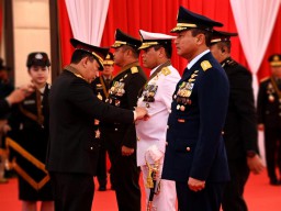 Wujud Sinergitas TNI-POLRI, Kasal Terima Penganugerahan Bintang BHAYANGKARA Utama Di Mabes POLRI.