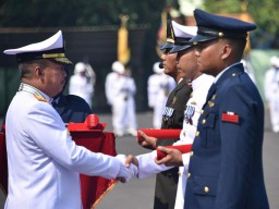 Peringati HUT KE-79 TNI Di Wilayah Jawa Timur, PANGKOARMADA II Pimpin Upacara Parade