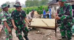 Babinsa Kecamatan Modo Bantu Evakuasi Rumah Roboh Akibat Hujan Deras Dan Terjangan Angin.
