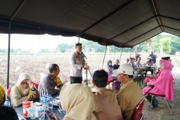 Gelorakan Swasembada Pangan, Polres Ponorogo Bersama Kelompok Tani Tanam Jagung Reog 234 Bhayangkara