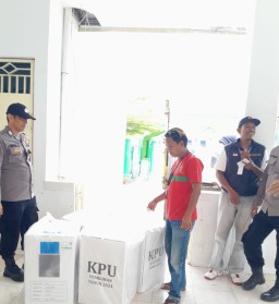 Pemantauan Distribusi Logistik Pilkada di Desa Cigobang Wangi, Kabupaten Cirebon