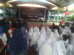SMA N 1 Kota Cirebon Jawa barat mengadakan acara peringatan hari guru dan Korpi Nasional.