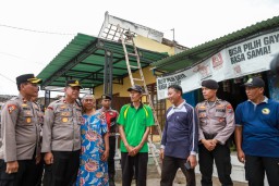 Peduli Korban Puting Beliung, Polres Jombang Salurkan Bantuan Sembako Kepada Masyaraka