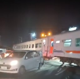 Kecelakaan di Perlintasan Kereta Api Mengkreng: Mobil Sigra Dihantam Kereta, Tidak Ada Korban Jiwa