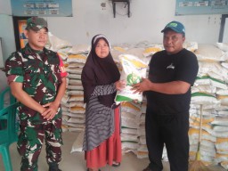 Penyaluran Bantuan Beras Bulog Desa Mundumesigit, Cirebon, Desember 2024