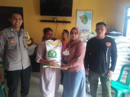 Pemdes Bandengan Salurkan Bansos Beras Bulog Ke 588 KPM