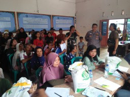 Penyaluran bantuan beras Bulog 10 kg di Desa Cikulak Kidul Kecamatan Waled.